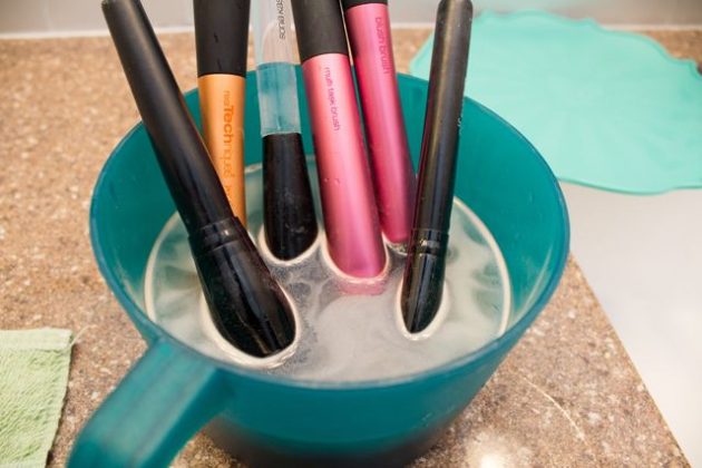 Wash makeup brushes