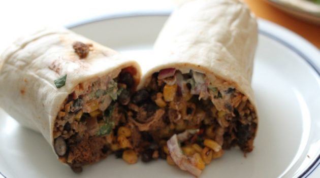 छोटा हुआ मांस: सेम और मक्का के साथ Burrito