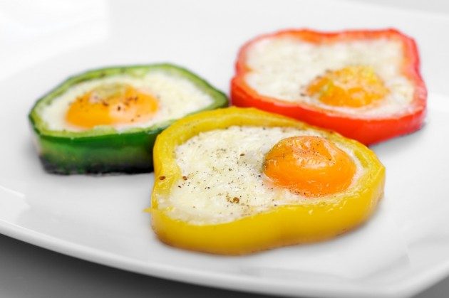 ביצים מקושקשות בטבעות ירקות