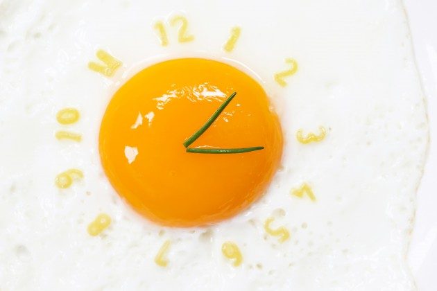 ביצים מטוגנות בתנור מיקרוגל: מתכון עצלן ורעב