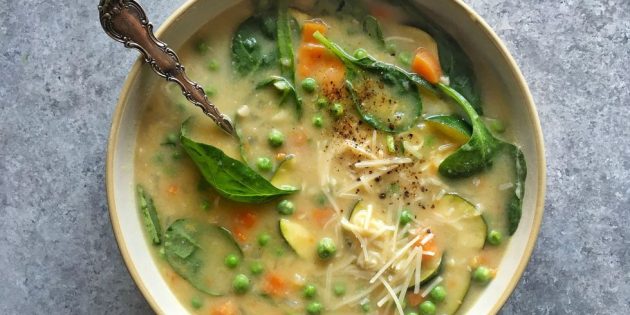 grøntsagssuppe: suppe med courgette, spinat, bønner og hvidvin