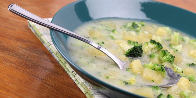 grøntsagssuppe: suppe med broccoli, kartofler og parmesan