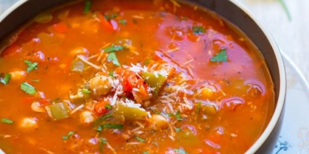 蔬菜汤：汤配保加利亚辣椒，西红柿，鹰嘴豆和米饭