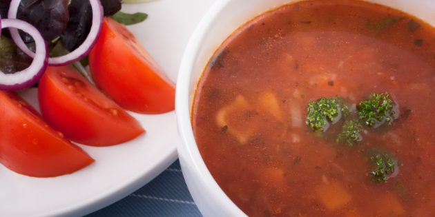 grøntsagssuppe: tomat suppe med peber