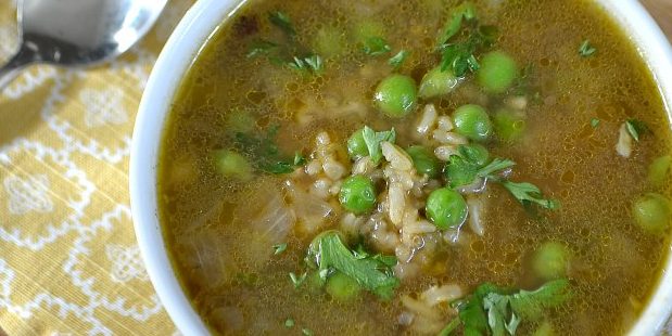 شوربة الخضار: حساء مع البازلاء والأرز