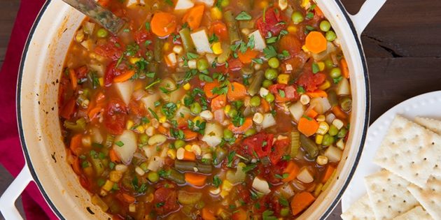 grøntsagssuppe: suppe med gulerødder, majs, ærter og bønner