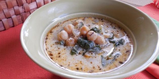حساء الخضار: الحساء مع الكرفس والسبانخ والحمص