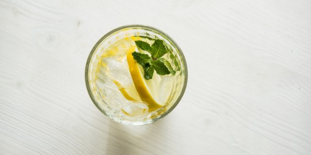 cócteles sin alcohol: jeringa de jugo de uva y refresco