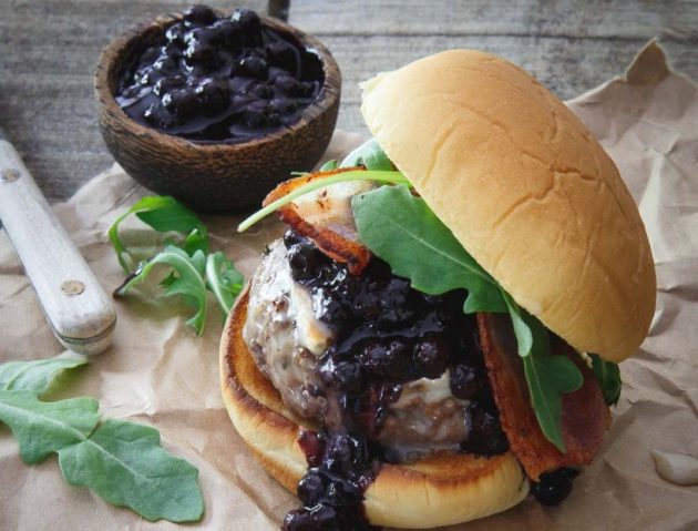 Resepti: Burger mustikkakastikkeella ja brie-juustolla