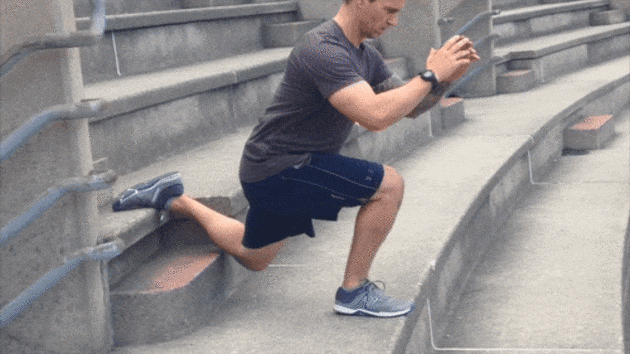 exercices dans les escaliers: squats roumains