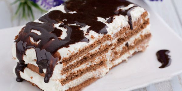 كعكة البسكويت مع الكريمة المخفوقة وشوكولاته الثلج