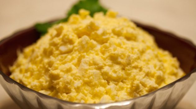 סלט ביצים עם גבינה מותכת