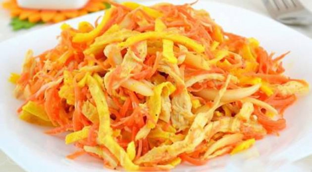 अंडा पेनकेक्स और कोरियाई गाजर के साथ सलाद