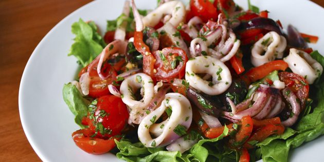 Salaattia kalmareilla ja tomaateilla