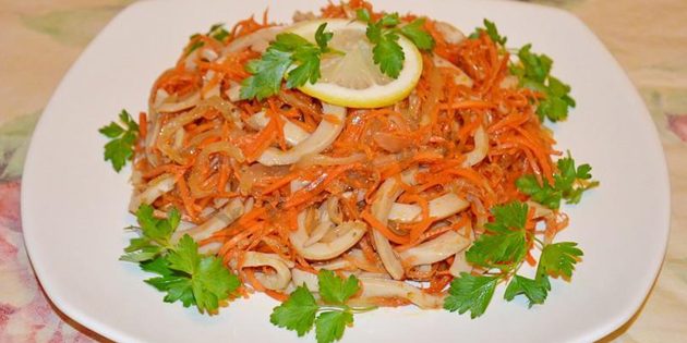 Salaatti kalmari ja korealaisia ​​porkkanoita