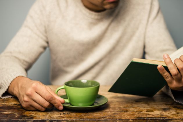 Wie man die Abhängigkeit vom Zucker überwinden kann: Entspannen Sie sich mit Tee und einem Buch