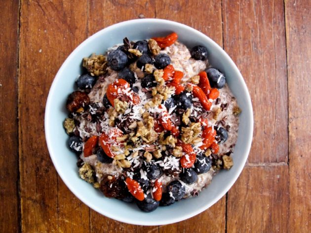 sund morgenmad: yoghurt med nødder og frø