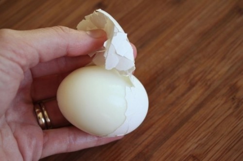 加入苏打水，以便简单地清洗鸡蛋。