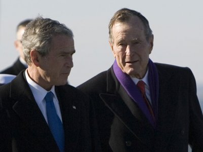 נשיאים לשעבר ג'ורג 'בוש בוש וג'ורג' בוש,