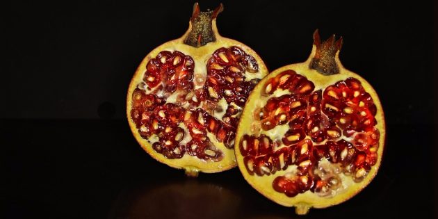how to clean a grenade: Cut a pomegranate in half