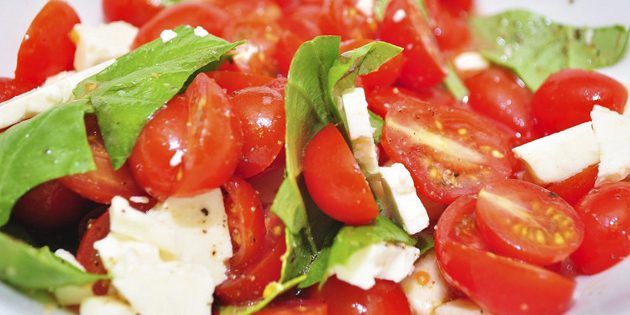 recepti za brze hrane: salata s rajčicama i sirom