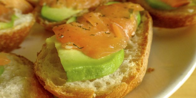 recepti za brze hrane: kolači s lososom i avokadom
