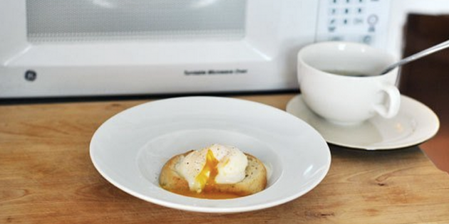Egg poached in microwave oven