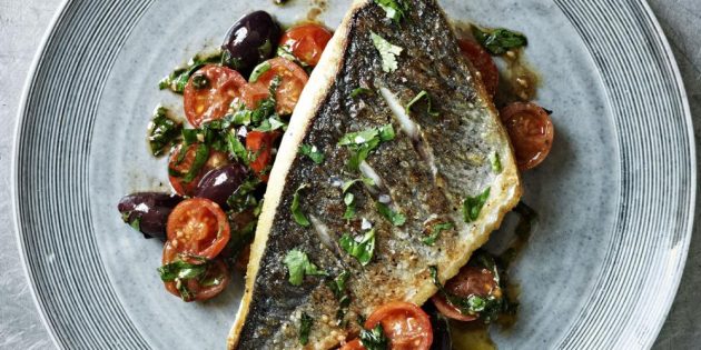 Recepty s rybami: Pečený mořský losos s rajčaty a bylinkami