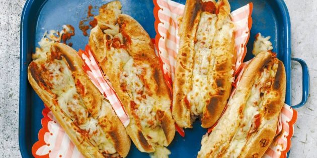 Opskrift på varme sandwich med oksekødboller og tomatsauce