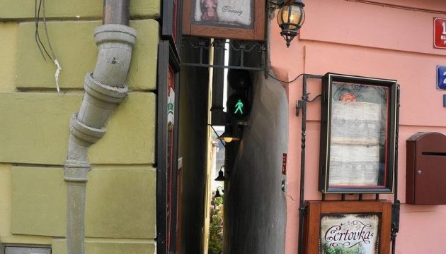 The narrowest street in Prague - Vinarna Chertovka