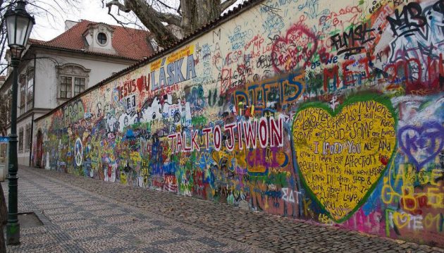 קיר של ג'ון לנון בפראג