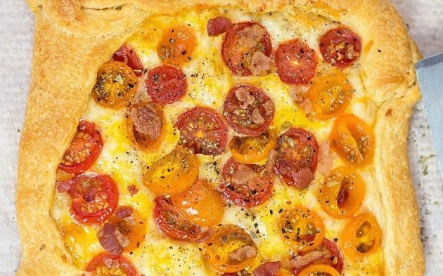 Pizza with tomatoes and mozzarella