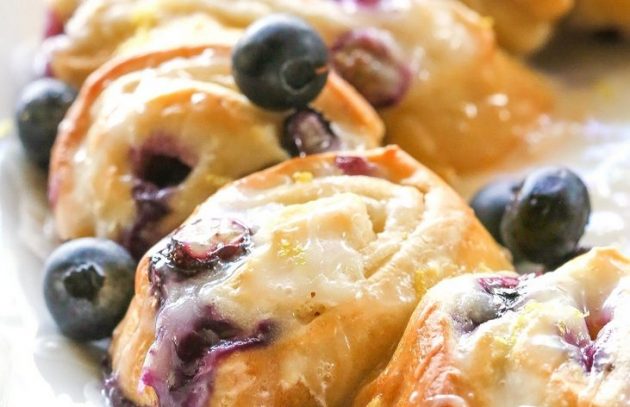 Roll with berries and cream cheese
