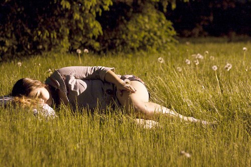 הילדה ישנה על הדשא