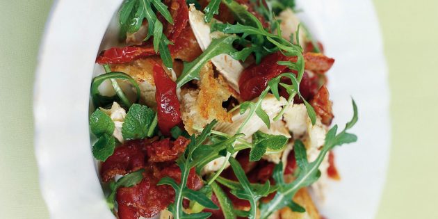 Köstliche Gerichte vom Huhn: Salat von Hühnchen, Speck und getrockneten Tomaten