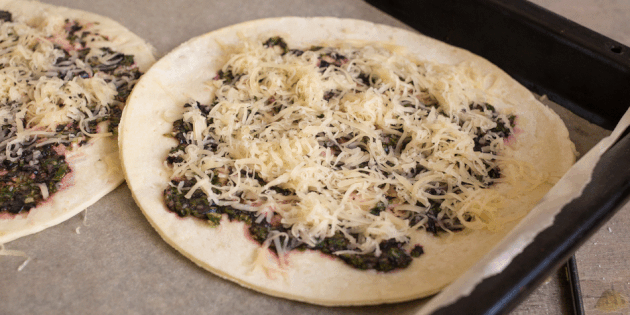 pizza from tortilla: cooking