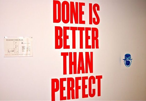 Eslogan motivador en la pared en la oficina de Facebook