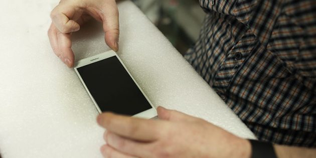 How to glue a protective glass on a smartphone: align the glass