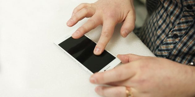 How to paste a protective glass on the phone: lower the glass on the screen