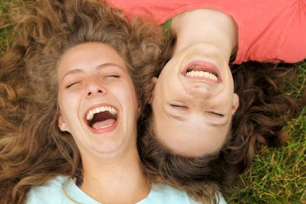 Смехът допринася за производството на ендорфини