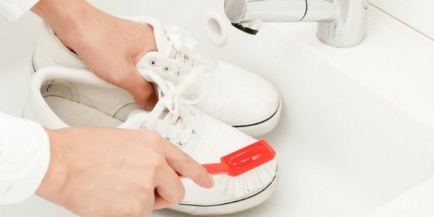 Sådan vasker du hvide sneakers