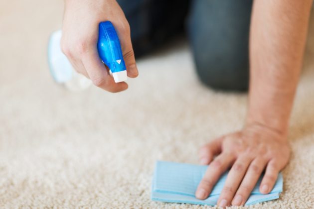 איך לנקות את השטיח מדם
