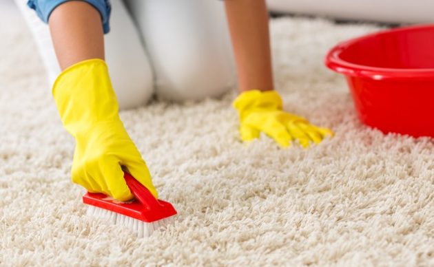 איך לנקות את השטיח עם חומץ