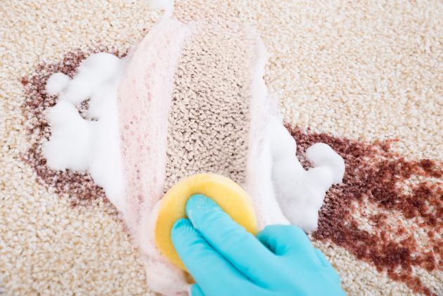 Kako očistiti tepih s posebnim deterdžentom