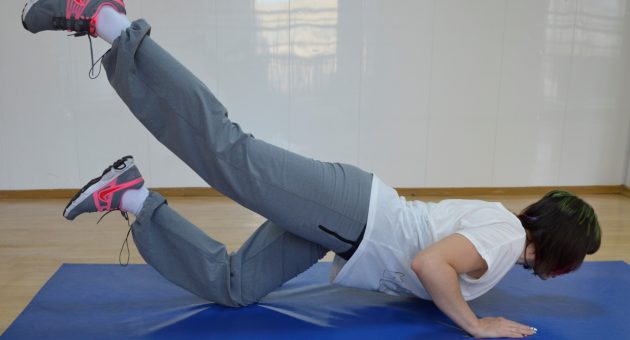 Sådan taber du i en måned: push-ups på et ben