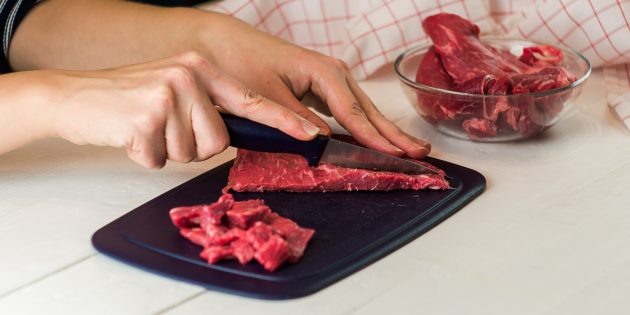 Leikkaa liha ohuiksi viipaleiksi