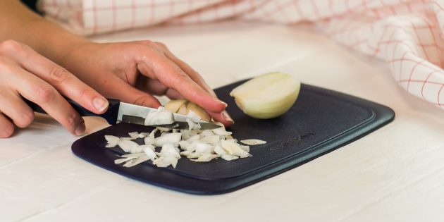 Pelar la cebolla y cortar finamente