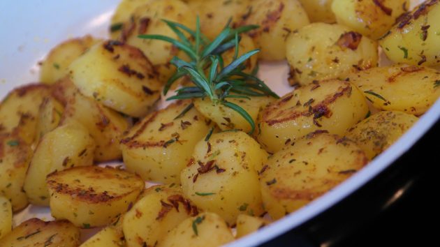 איך מטגנים תפוחי אדמה עם בצל, כמון ורוזמרין