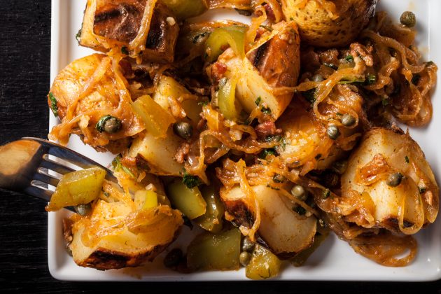 Как да се пържите картофи: немска топла салата с картофи и бекон