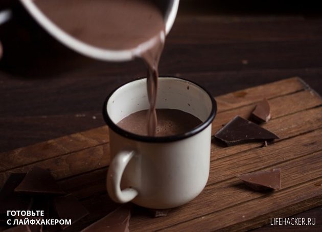 食谱：完美的热巧克力 - 倒入杯子里